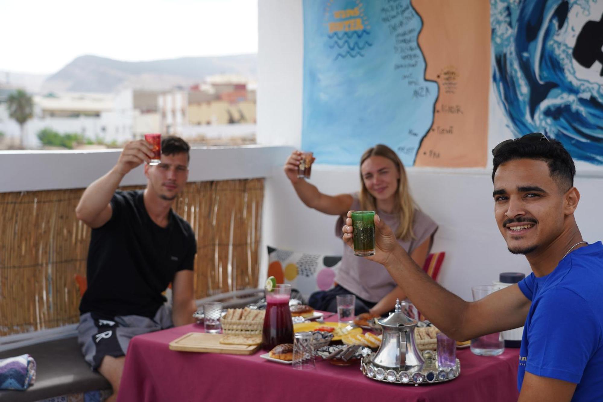 Waves Hunter Surf House Bed & Breakfast Agadir Ngoại thất bức ảnh